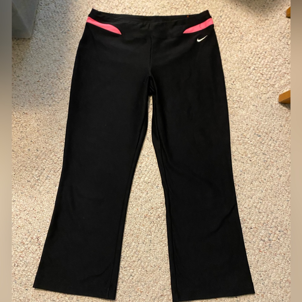 Nike. Women’s black capri leggings. Size small